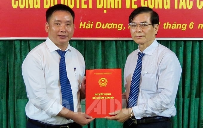 quan-124038_981.jpeg Ông Trần Văn Quân (trái) được bầu làm Phó Chủ tịch UBND tỉnh Hải Dương. Ảnh: Báo Hải Dương.