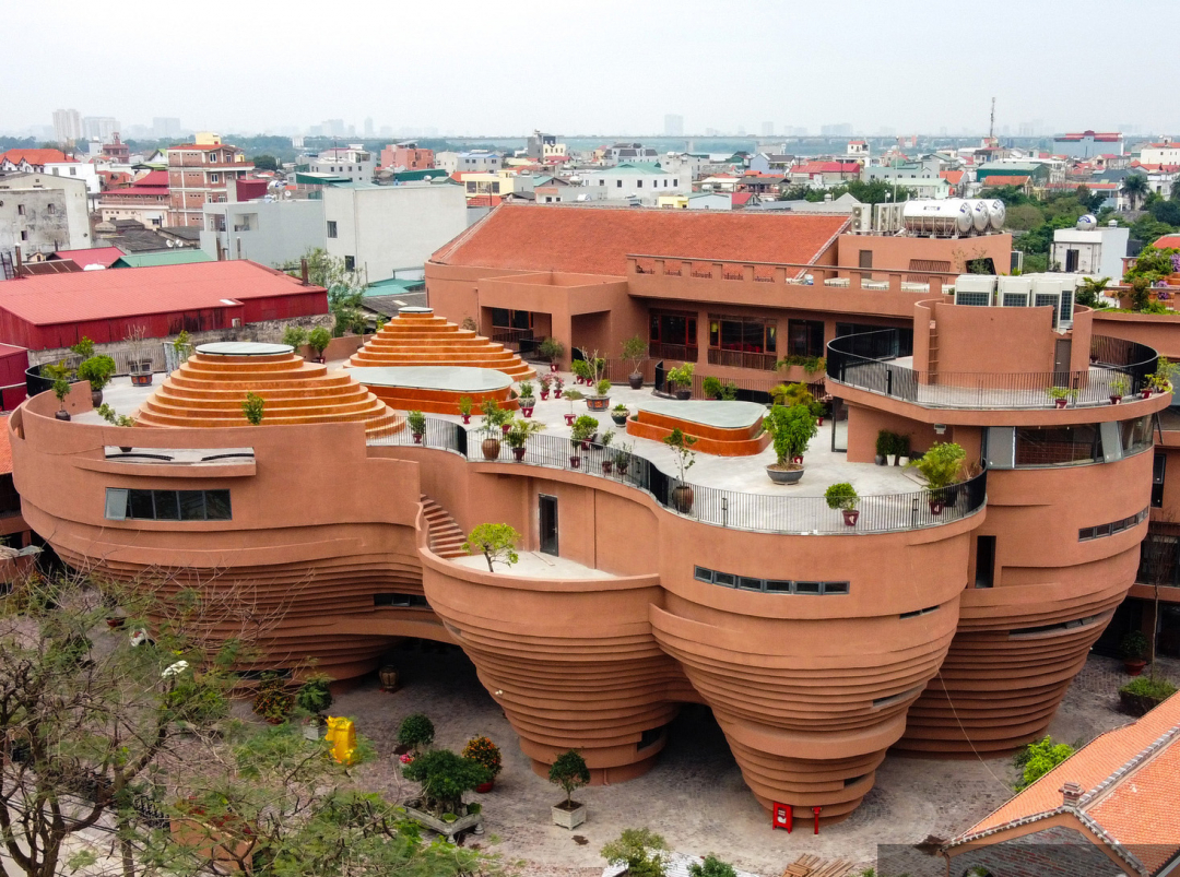 Toàn cảnh Trung tâm Tinh hoa làng nghề Việt ở xã Bát Tràng, huyện Gia Lâm, Hà Nội.