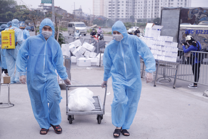 Bệnh viện K đảm bảo nhu yếu phẩm cho hơn 4.000 người đang cách ly tại bệnh viện, hạn chế tối đa trường hợp lây nhiễm trong cộng đồng. Ảnh: QD.