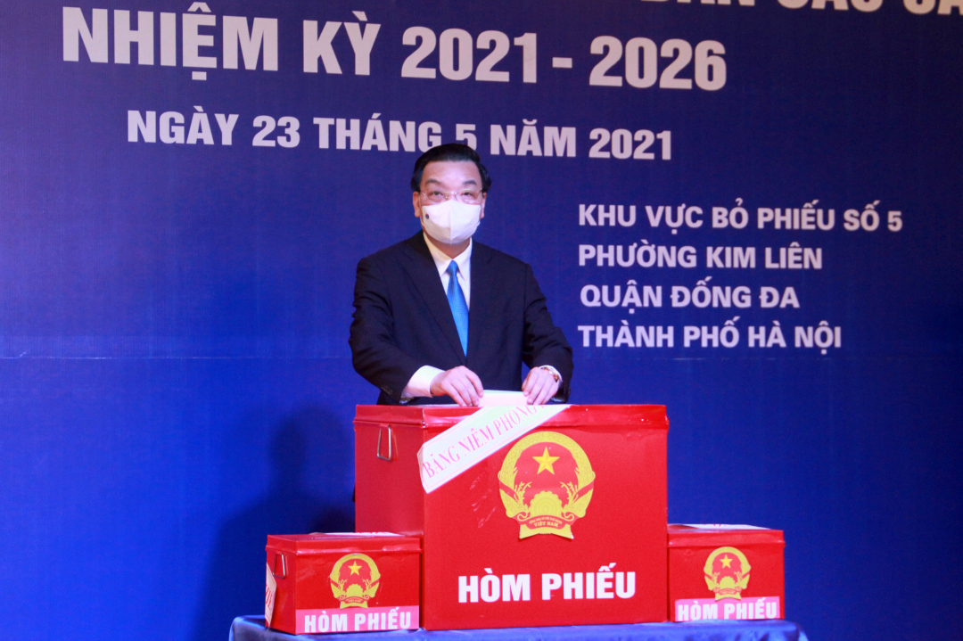 chu-ngoc-anh-093810_780.jpg Chủ tịch UBND TP Hà Nội Chu Ngọc Anh thực hiện bỏ phiếu bầu cử.