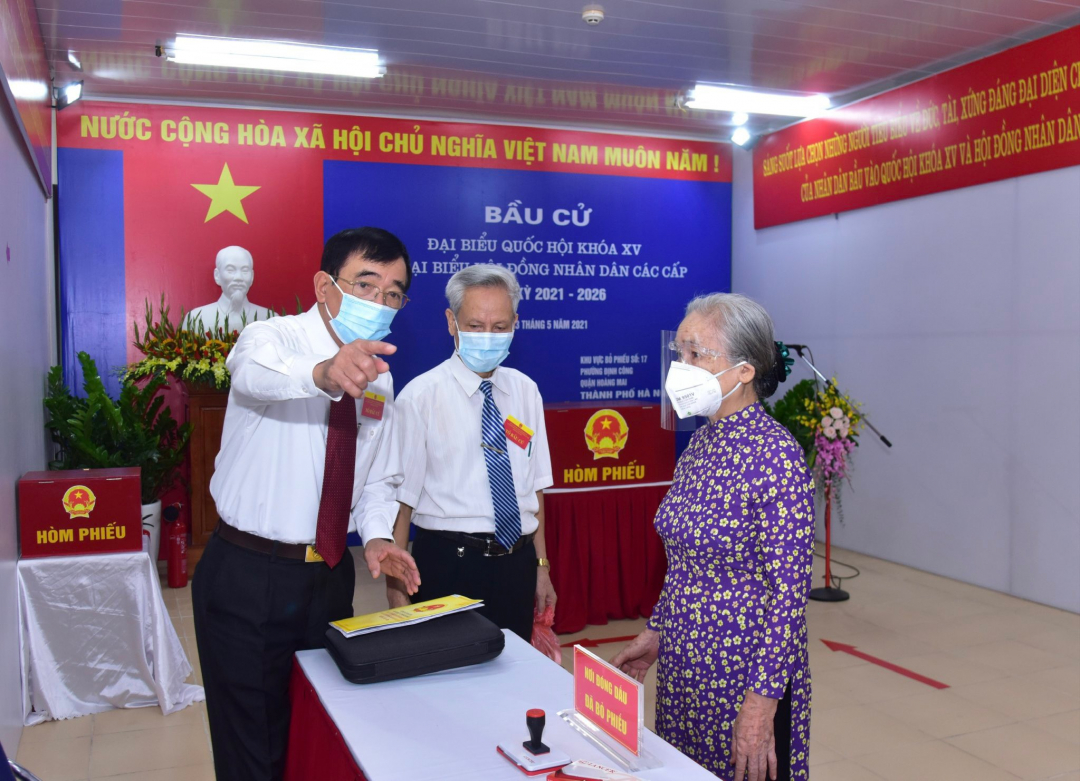 Ban tổ chức hướng dẫn người dân Thủ đô các thủ tục bầu cử tại điểm bỏ phiếu.
