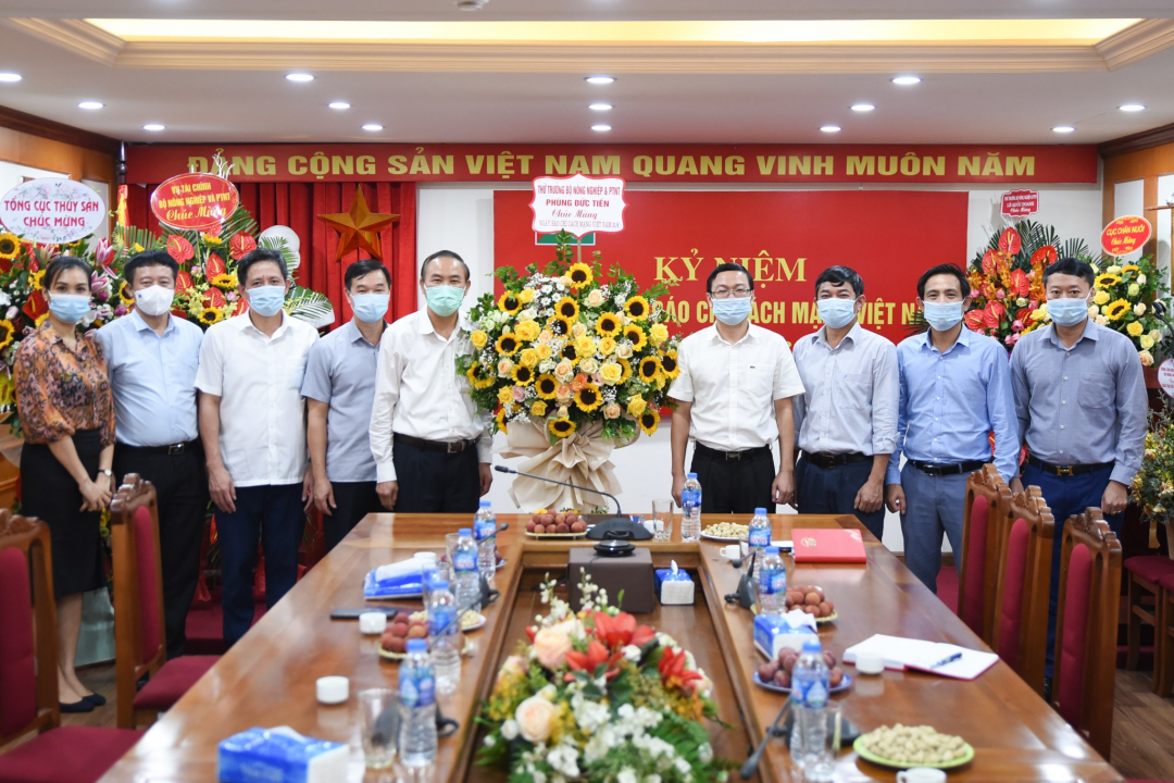 tt-tien-08-182155_403.jpg Thứ trưởng Bộ NN-PTNT Phùng Đức Tiến đến thăm, làm việc và chúc mừng cán bộ, phóng viên Báo Nông nghiệp Việt Nam nhân dịp kỷ niệm 96 năm ngày Báo chí Cách mạng Việt Nam. Ảnh: Tùng Đinh.