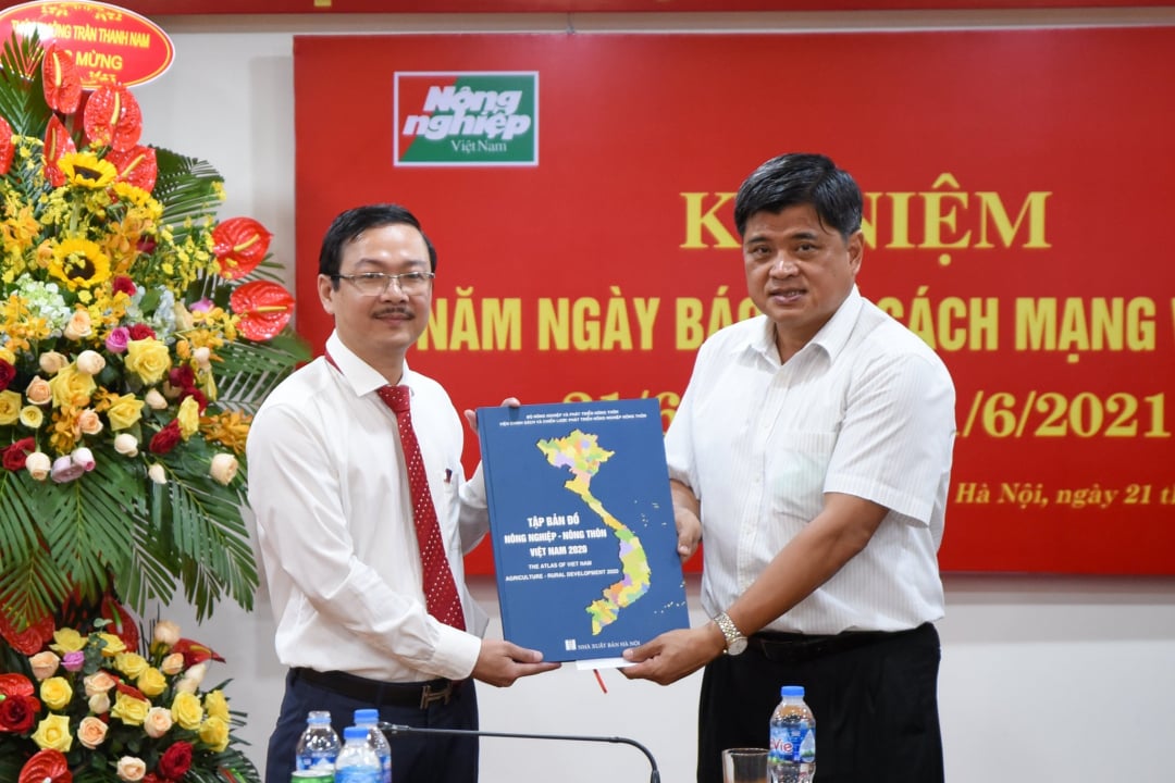 21_6_2-104747_414.jpg Thứ trưởng Bộ NN-PTNT Trần Thanh Nam (phải) tặng đội ngũ làm Báo Nông nghiệp Việt Nam tập bản đồ dữ liệu về nông nghiệp và nông thôn Việt Nam. Ảnh: Đinh Tùng.