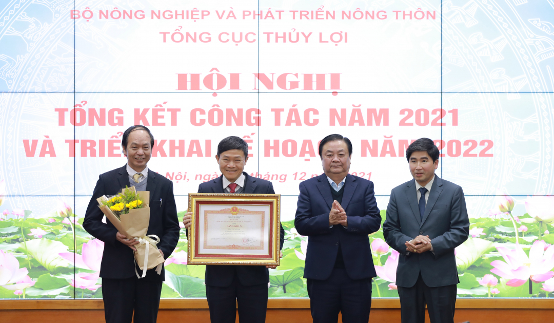 164a7138-174712_297.jpg Bộ trưởng Bộ NN-PTNT tặng bằng khen cho các tập thể hoàn thành xuất sắc nhiệm vụ công tác năm 2021. Ảnh: Nguyễn Sinh.