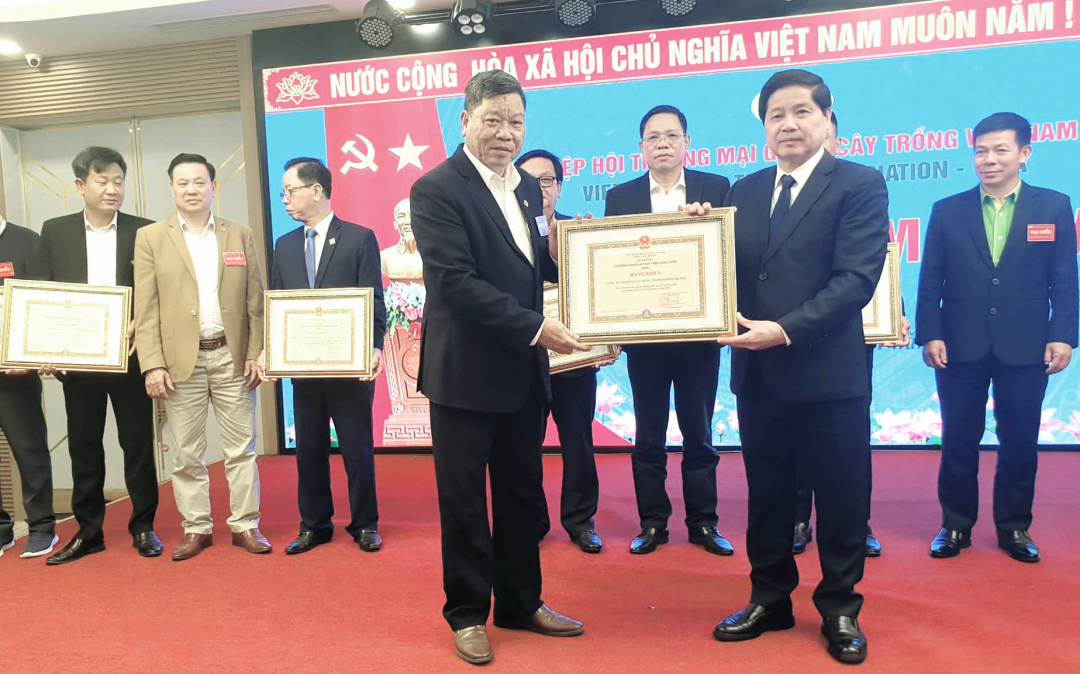 271431127_317256816984758_577668053154876804_n-170756_363.jpeg Thứ trưởng Bộ NN-PTNT Lê Quốc Doanh (bền trái) trao Bằng khen của Bộ trưởng Bộ NN-PTNT cho Công ty TNHH Vật tư Nông nghiệp Hồng Quang.
