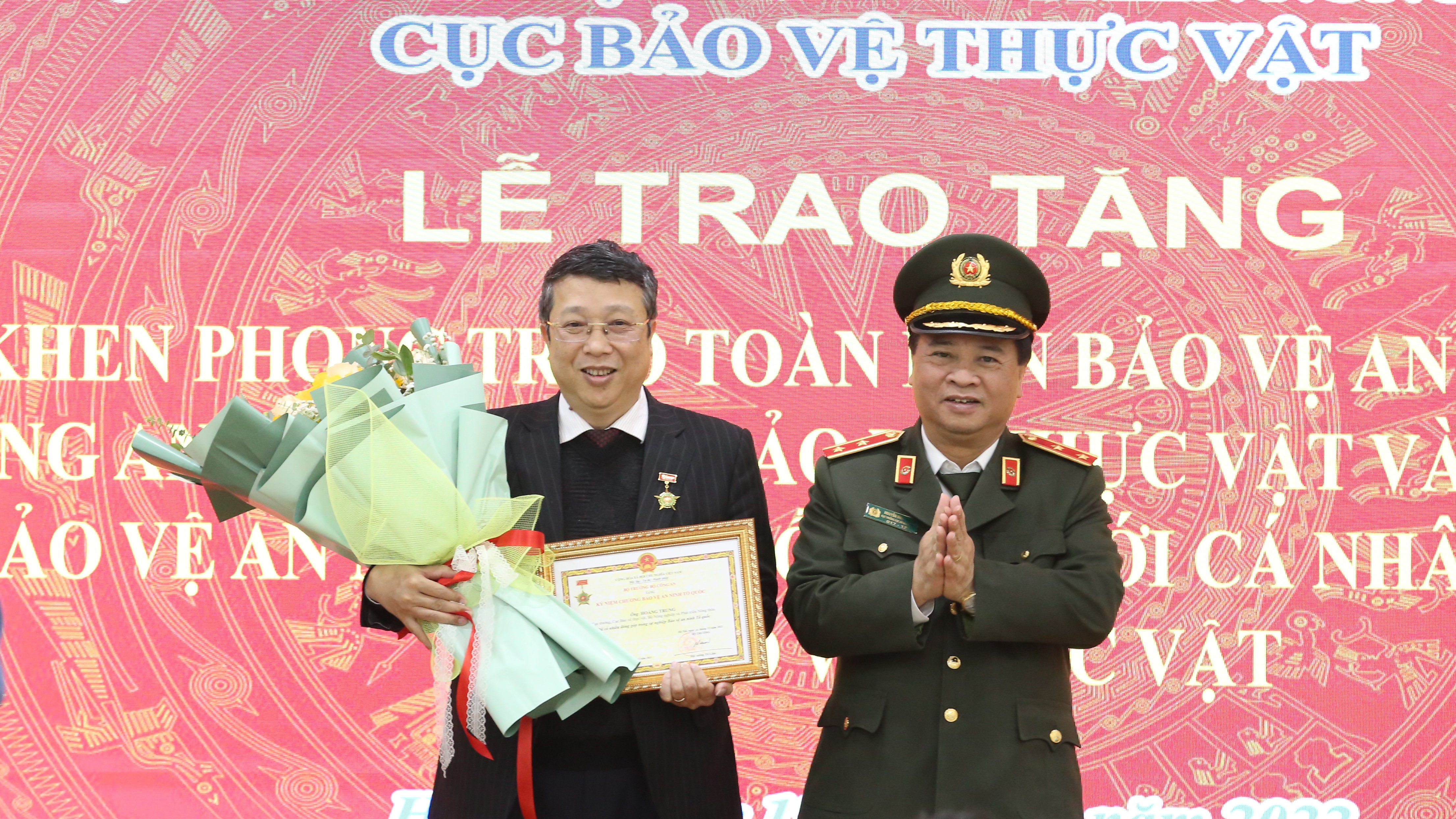 img_2626-175729_65.jpg Trung tướng Nguyễn Đình Thuận thừa ủy quyền của Bộ trưởng Bộ Công an trao Kỷ niệm chương Bảo vệ an ninh Tổ quốc của Bộ Công an cho ông Hoàng Trung, Cục trưởng Cục Bảo vệ thực vật. Ảnh: Minh Phúc.