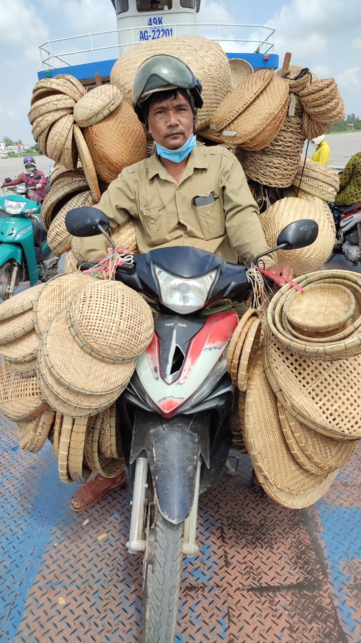 Ba Triệu chở hàng đi giao cho khách. Ảnh: Hữu Nhân.
