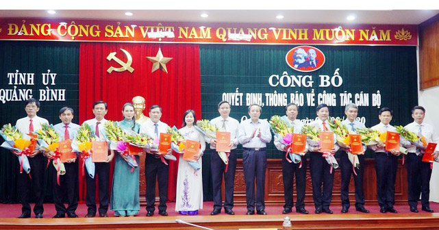 Tình ủy Quảng Bình công bố các quyết định, thông báo về công tác cán bộ. Ảnh: T.Phùng.