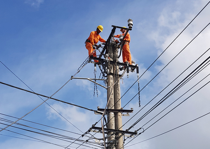 Công nhân Cty Điện lực Quảng Bình khắc phục sự cố điện trong mùa nắng hạn. Ảnh: T.Phùng.