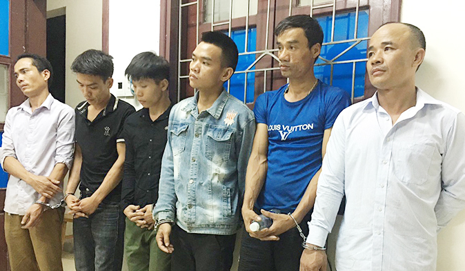 Các đối tượng có hành vi đánh bạc tại cơ quan công an. Ảnh: CAMH