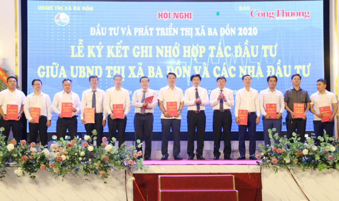11111-150800_950.jpg Lãnh đạo thị xã Ba Đồn trao Giấy chứng nhận cam kết ghi nhớ hợp tác, đầu tư cho các doanh nghiệp. Ảnh: T.Phùng