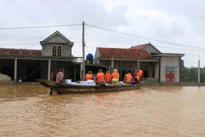 Lực lượng cứu hộ tiếp cận vùng lũ sông Gianh. Ảnh: CTV.
