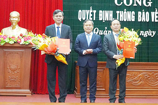 1-144015_968.jpg Ông Vũ Đại Thắng, Bí thư Tỉnh ủy tặng hoa và trao quyết định phân công, điều động cho các ông Trần Hải Châu, Phó Bí thư Thường trực (phải) và ông Trần Thắng, Chủ tịch UBND tỉnh (trái). Ảnh: N.Tâm