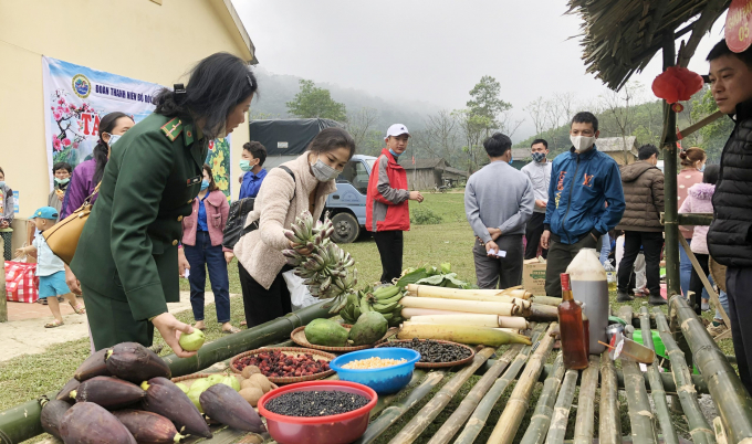 Nhiều món đặc sản vùng cao được bà con đưa đến chợ. Ảnh: Đ.Trí