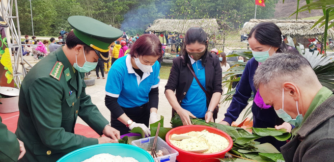 Bộ đội Biên phòng cùng bà con gói bánh chưng. Ảnh: Đ.Trí