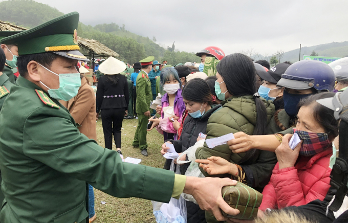 Tặng bánh chưng cho bà con biên giới. Ảnh: Đ.Trí