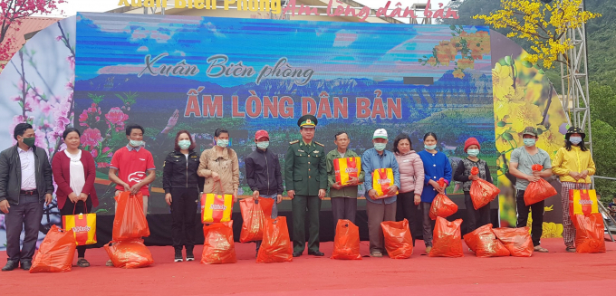 Tặng quà cho các hộ gia đình chính sách. Ảnh: Đ.Trí