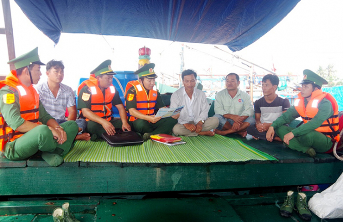 22-124911_638.jpg Bộ đội Biên phòng Quảng Bình tuyên truyền trực tiếp về quy định chống khai thác IUU cho các chủ tàu, thuyền trưởng. Ảnh: C. Thành