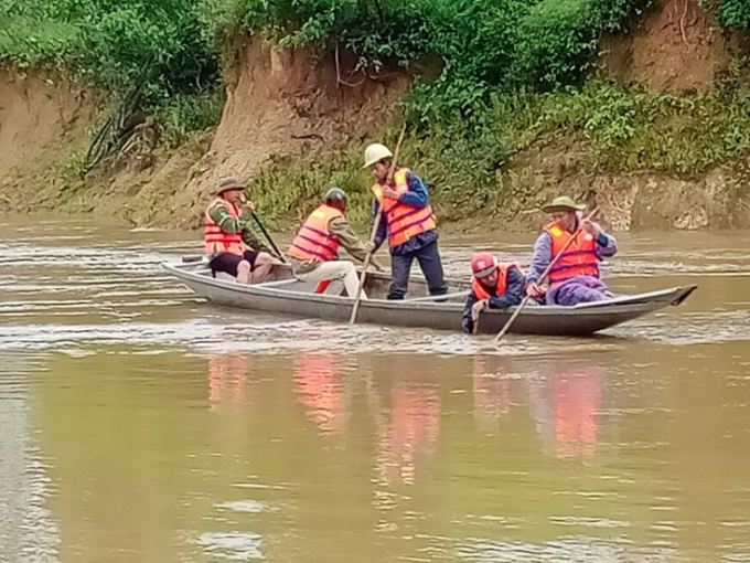 di-chan-trau-bi-nuoc-lu-cuon-troi-181538_20210429_360.jpg Lực lượng chức năng địa phương đang tìm kiếm thi thể nạn nhân bị lũ cuốn. Ảnh: H. Giang.