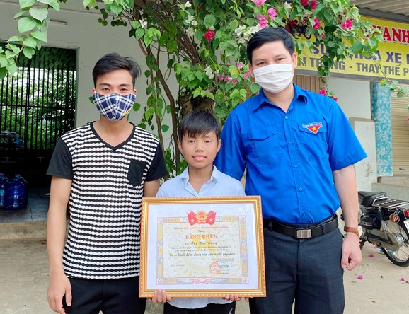222-222254_408.jpg Em Mai Hải Đăng nhận Bằng khen của Ban Thường vụ Tỉnh đoàn Quảng Bình. Ảnh: Th. Hoa
