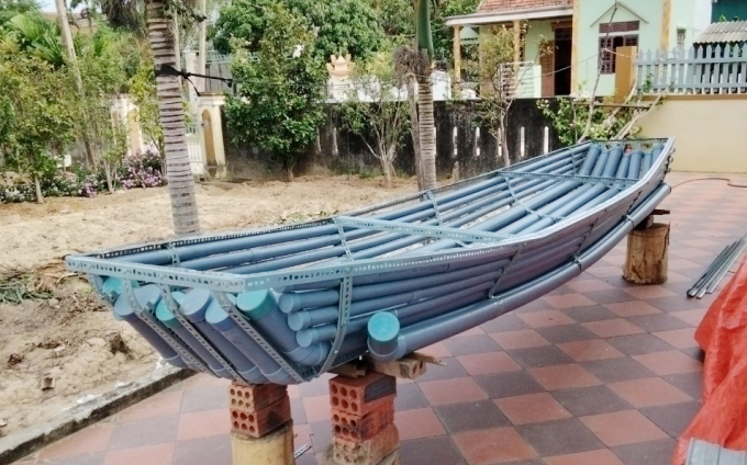 1-091755_523.jpg Con thuyền được làm từ những ống nhựa của nông dân Nguyễn Mậu Sơn. Ảnh: T.P