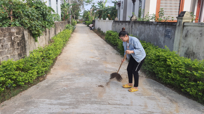 2-113842_353.jpg Dù con ngõ nhỏ cũng luôn được người dân quét dọn hàng ngày nên sạch sẽ và đẹp mắt. Ảnh: T.P