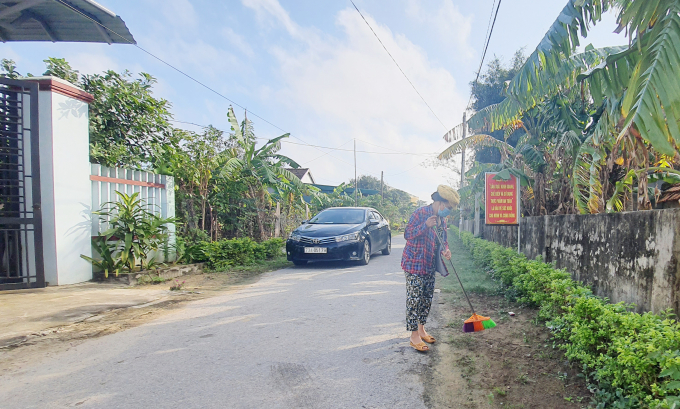 3-113924_6.jpg Không đợi đến 'một giờ', bà con tranh thủ lúc nhàn lại quét dọn đường sá cho sạch đẹp. Ảnh: T.P