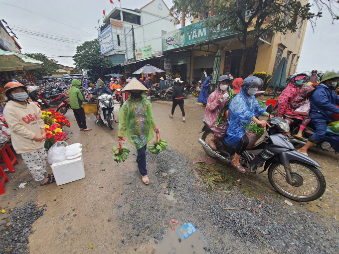 1-083332_105.jpg Phiên chợ cuối năm nên ai cũng tất bật mua sắm, đi về cho kịp cúng tất niên. Ảnh: N.T
