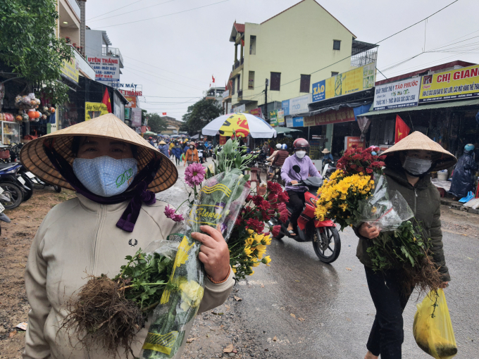 20220130_085843-083912_314.jpg Sắc hoa xuân theo mỗi bước chân về khắp nẻo quê nhà. Ảnh: N.T