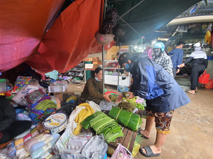 4-083744_935.jpg Những người vội việc thì ghé mua bánh chưng, bánh đòn để về cúng tất niên. Ảnh: N.T