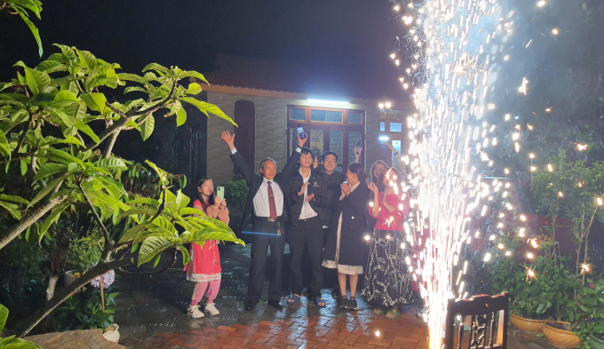2-1-085006_95.jpg Người dân Quảng Bình đã đốt pháo hoa được cấp phép chào đón năm mới. Ảnh: N.T