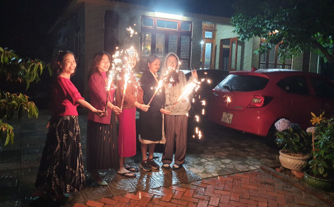 2-2-085045_968.jpg Đốt pháo hoa được cấp phép trong đêm giao thừa. Ảnh: N.T