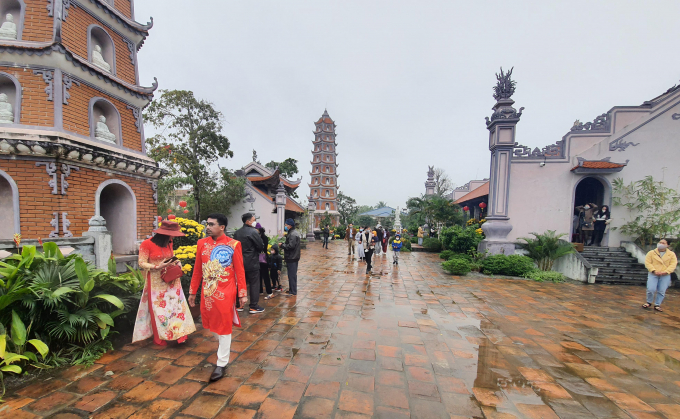 Du khách đến chùa Hoằng Phúc đầu năm để cầu mong anh lành đến với gia đình. Ảnh: N.Tâm