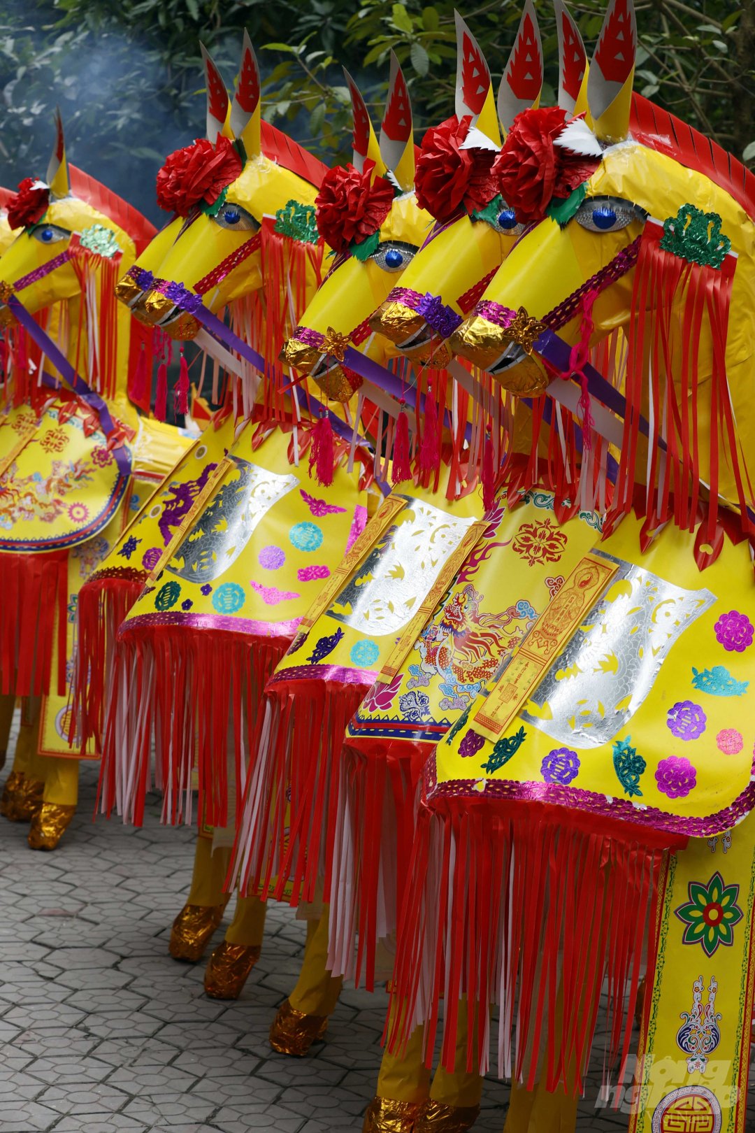 trongchinh-denonghoangmuoi-02-215115_770.jpg Các 'ông ngựa' được trang trí cầu kỳ, bắt mắt và có giá dao động trong khoảng từ 300.000 đến 500.000 đồng.