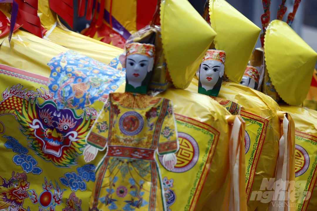 … vào những ngày đầu năm, đến chiều tối là các 'ông ngựa' đặt kín lối lên xuống tiền sảnh đền chợ Củi…