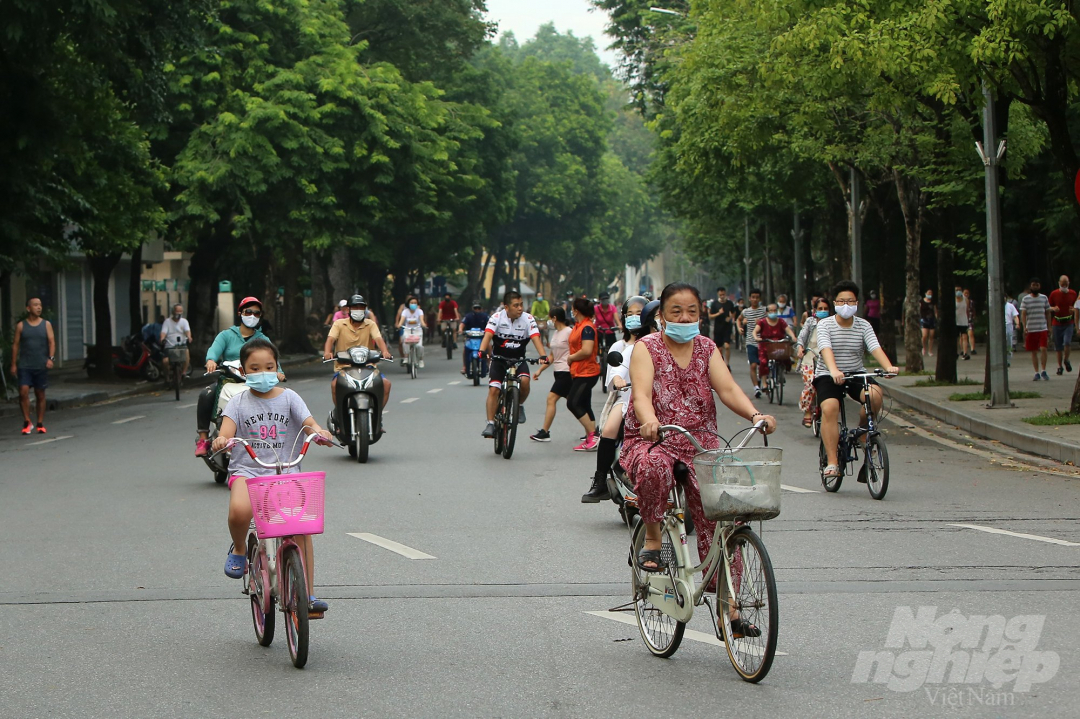 Một số em nhỏ được gia đình chuẩn bị kỹ lưỡng khẩu trang khi tham gia các hoạt động thể dục thể thao ngoài trời.