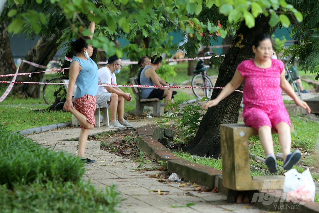 Khu vực Hồ Thiền Quang, người dân tham gia hoạt động thể dục khá đông, một số chỗ vẫn còn nguyên dây ngăn tập trung đông người chưa được dỡ bỏ.