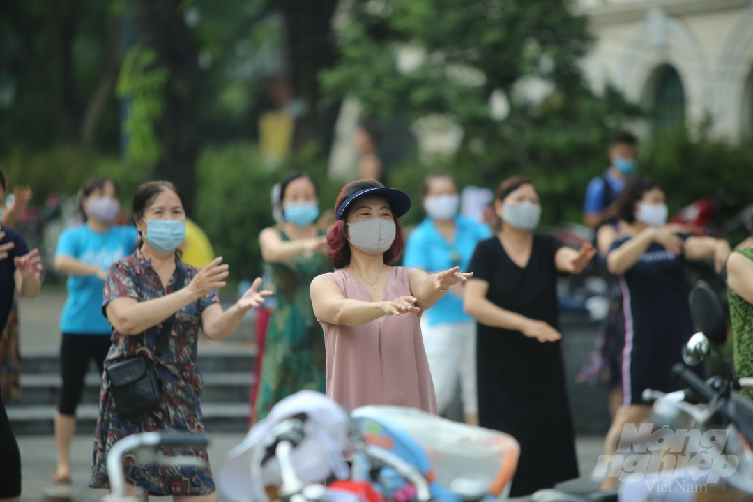 Sáng 26/6. Người dân Hà Nội đón nhận tin vui sau khi được tham gia các hoạt động thể dục thể thao ngoài trời. Trước đó nhà chức trách đã dừng các hoạt động thể dục thể thao tập trung đông người từ ngày 5/5 nhằm phòng chống dịch Covid-19 khi đó đang diễn biến hết sức phức tạp.