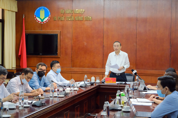 z2791711336627_3b6bb26085b817cbc39b44dc66650e6c-133924_171.jpg Thứ trưởng Phùng Đức Tiến, chủ trì điểm cầu Bộ NN-PTNT tại Hội nghị Xúc tiến, quảng bá, kết nối tiêu thụ sản phẩm Thạch đen tỉnh Lạng Sơn năm 2021. Ảnh. Bảo Thắng.