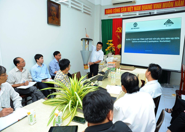 z3089752019708_5b44ffd90ee34d84f59327eceb4009e8-181946_865.jpg Tiến sỹ Trần Tấn Việt, Giám đốc Viện SRDC trình bày về bẫy đèn. Ảnh: TL.