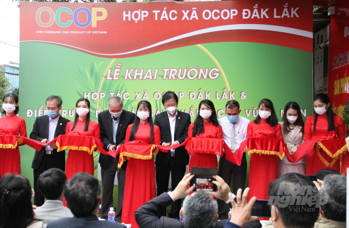 khai-truong-cua-hang-trung-bay-san-pham-ocop-dau-tien-o-dak-lak-115119_935.jpg Các đại biểu cắt băng khai trương cửa hàng OCOP đầu tiên ở Đăk Lăk. Ảnh: Quang Yên.