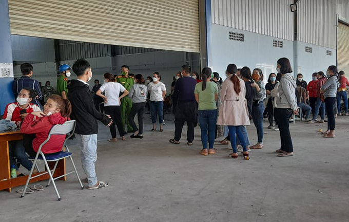272290807_1169957116875034_7604929345731829470_n-111910_708.jpg Các công nhân tập trung đến công ty để yêu cầu giải quyết lương trước khi nghỉ Tết. Ảnh: Quang Yên.