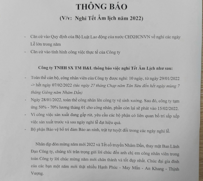 31de921ff1bd3ce365ac-111950_726.jpg Thông báo cho nghỉ Tết và tiền tạm ứng lương tháng 1 cho công nhân của Công ty TNHH SX TM H&T. Ảnh: Quang Yên.