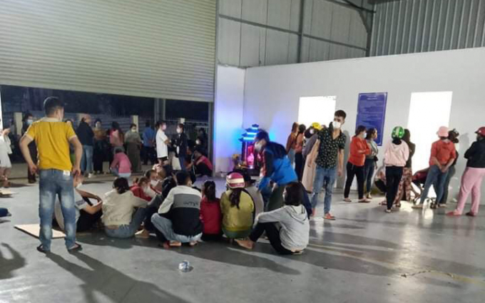 9246dee5bc4771192856-111932_653.jpg Gần 200 công nhân tụ tập tại công ty suốt đêm để chờ nhận lương. Ảnh: Quang Yên.