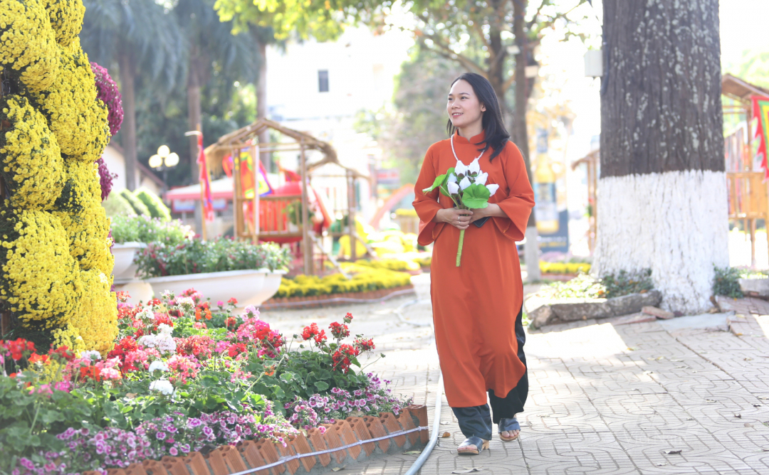 Đường hoa thu hút nhiều bạn trẻ, gia đình đến tham quan, chụp hình dịp cuối năm.