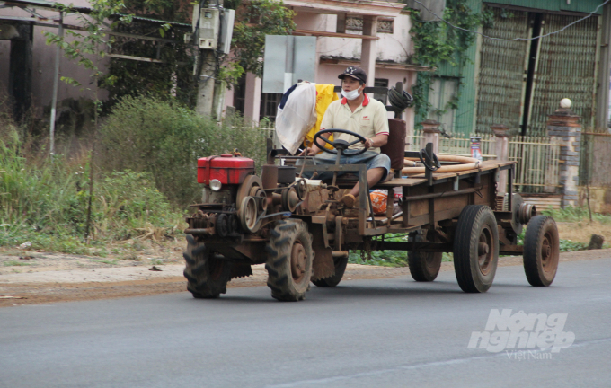 h2-101129_222.jpg Sau Tết Nguyên đán là thời gian nông dân các tỉnh Tây Nguyên tất bật cho việc tưới cà phê để cung cấp nước cho cây nở hoa đúng thời điểm, đạt năng suất cao.
