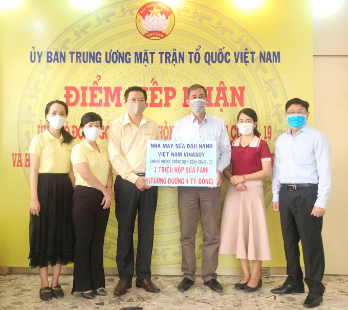 vns1-155243_408.jpg Vinasoy trao tặng 1 triệu hộp sữa Fami góp phần cùng chung tay với cộng đồng hỗ trợ phòng chống dịch Covid-19. Ảnh: MV.