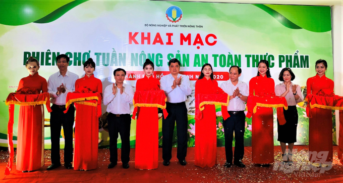 1-174420_541.jpg Lễ cắt băng khai mạc phiên chợ Tuần nông sản an toàn thực phẩm năm 2020. Ảnh: Minh Sáng.
