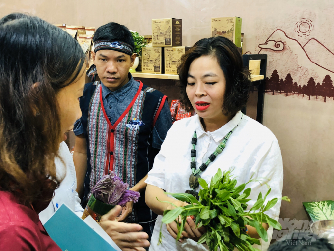 357c030ec39a3ec4678b-174424_485.jpg Những sản phẩm chất lượng trưng bày tại phiên chợ. Ảnh: Minh Sáng.