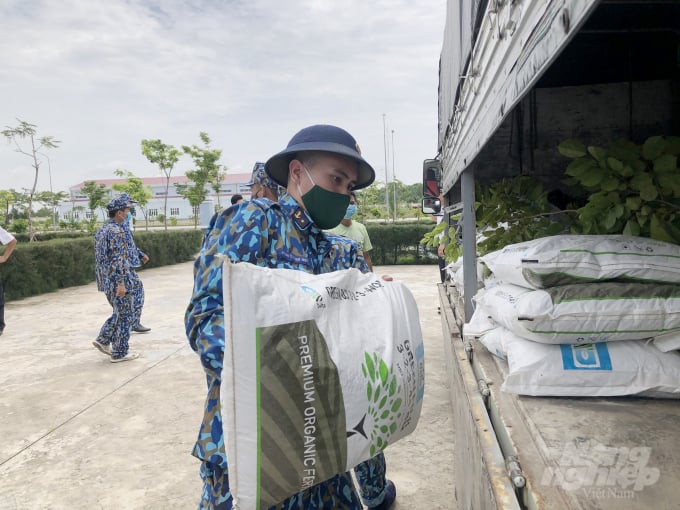 z2033028966933_bf06e098c1dcf24c9cb238129d883f33-162151_268.jpg Hội bảo vệ thiên nhiên và Môi trường TP.HCM tặng phân bón cho đơn vị bộ đội Vùng 2 Hải quân. Ảnh: MS.